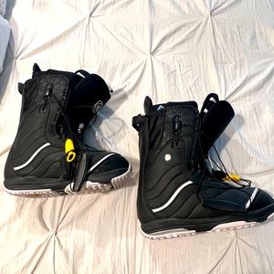 Snowboard boots